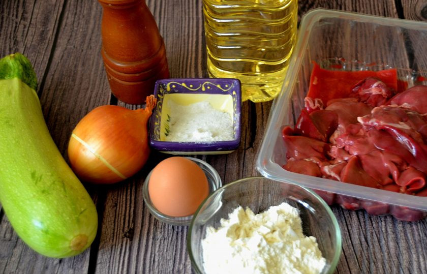 1. Этап. Печеночные оладьи с кабачком: Подготовьте ингредиенты.