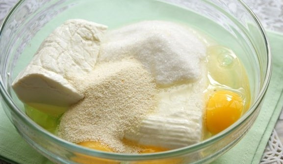 1. Этап. Творожный пирог с бисквитным тестом: Миксером взбейте яйца для творожной начинки, сахар, творог, манку.