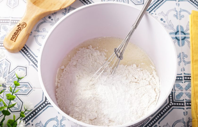 1. Этап. Шарлотка с яблоками в аэрогриле: Перемешайте. Добавьте муку и разрыхлитель.