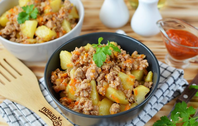 1. Этап. Картофель с фаршем: Притрусите зеленью и подавайте горячим. Приятного аппетита!