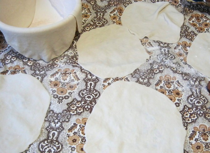 1. Этап. Шельпек: Каждую часть мы раскатываем в очень тонкую лепешку толщиной примерно 2-3 миллиметра.