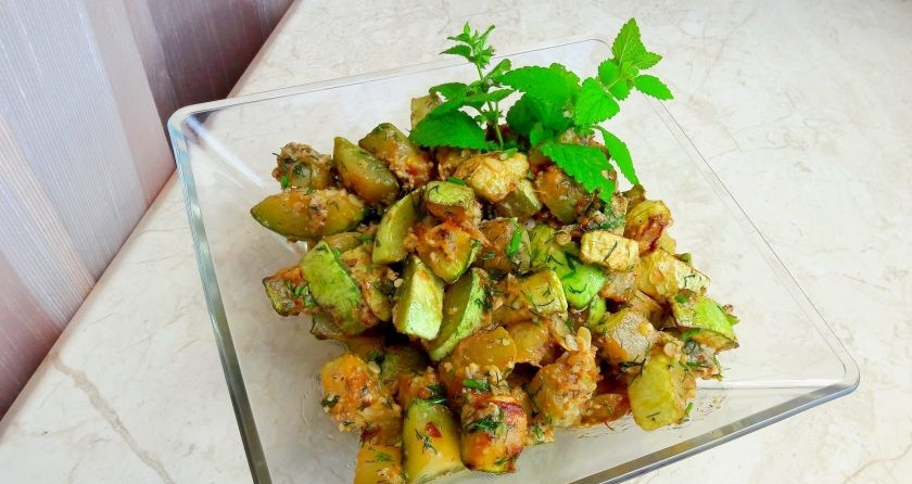 1. Этап. Кабачки с ореховым соусом: 4. Через 15 минут подавайте кабачки, украсив зеленью (петрушкой, базиликом или мятой). Приятного аппетита!