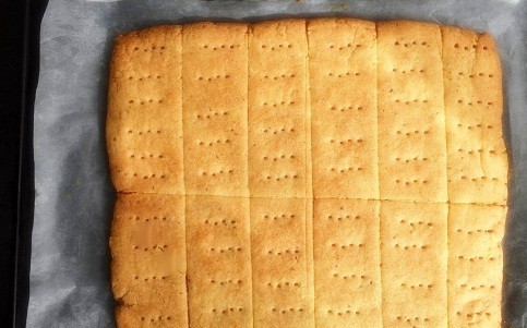 1. Этап. Элайче Гаджа: Разогрейте духовку до 120°C. Выпекайте печенье в течение 1 часа до бледно-золотистого цвета. Не темно-коричневого! Немного остудите и разрежьте по намеченным линиям.