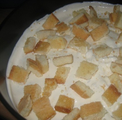 1. Этап. Торт с маскарпоне без выпечки: 4. Поверх слоя крема выкладываем остатки бисквитного коржа, покрываем оставшимся кремом. В холодильнике держим полчаса.