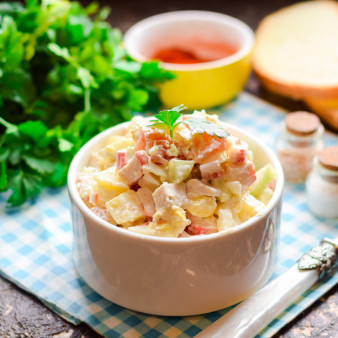 Салат с семгой и крабовыми палочками