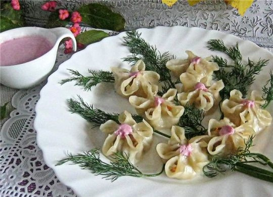 1. Этап. Пельмени со свининой и капустой: 7. Готовые пельмени подаем порционно с зеленью и полученным соусом. Приятного аппетита!