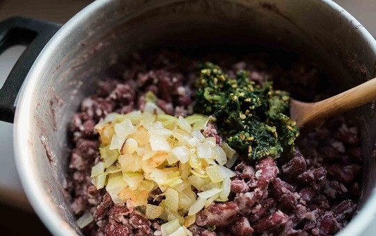 1. Этап. Грузинское Лобио: 2. Очистите лук и обжарьте его до легкого золотистого цвета на растительном масле. Соедините с фасолью и специями. Воду, слитую с фасоли, не выливайте!