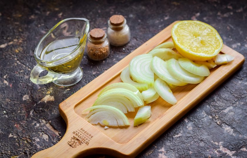 1. Этап. Мидии по-корейски: Очистите и нарежьте полукольцами лук. Подготовьте лимон.