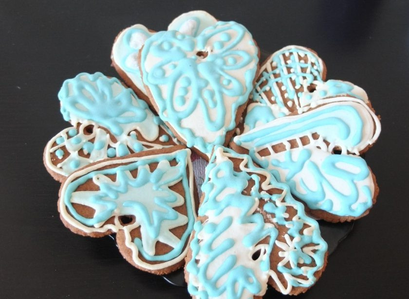 1. Этап. Расписное новогоднее печенье: Расписывайте с помощью кондитерского мешка или полиэтиленового пакета.