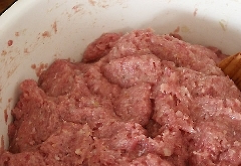 1. Этап. Котлеты из марала: Все ингредиенты тщательно перемешайте. Лучше это делать руками. Затем в третий раз пропустите уже готовый фарш через мясорубку или перемелите в блендере.