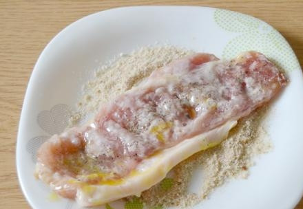 1. Этап. Лангет из свинины: 5. В конце обваляйте мясо со всех сторон в панировочных сухарях. Разогрейте на сковороде растительное масло.