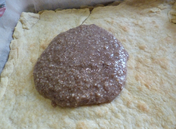 1. Этап. Пахлава на кефире: На начинку кладем корж, который был в духовке. Сверху - вторая половина начинки.