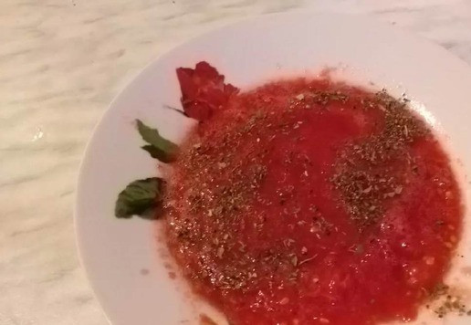 1. Этап. Курица с кабачком: Помидор натереть на тёрке, добавить сушёный базилик. Вместо помидора можно использовать томатное пюре или томатную пасту, разбавив немного водой.