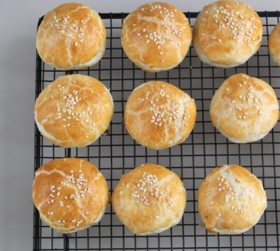 1. Этап. Ленивые мини пирожки с индейкой: Готовый пирожки выложите на решетку.