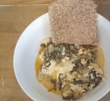 1. Этап. Яйца в шпинатовом креме с семенами: Разложить по неглубоким блюдам. Подавать с хлебом, чтобы можно было подобрать все соусы. Приятного аппетита.