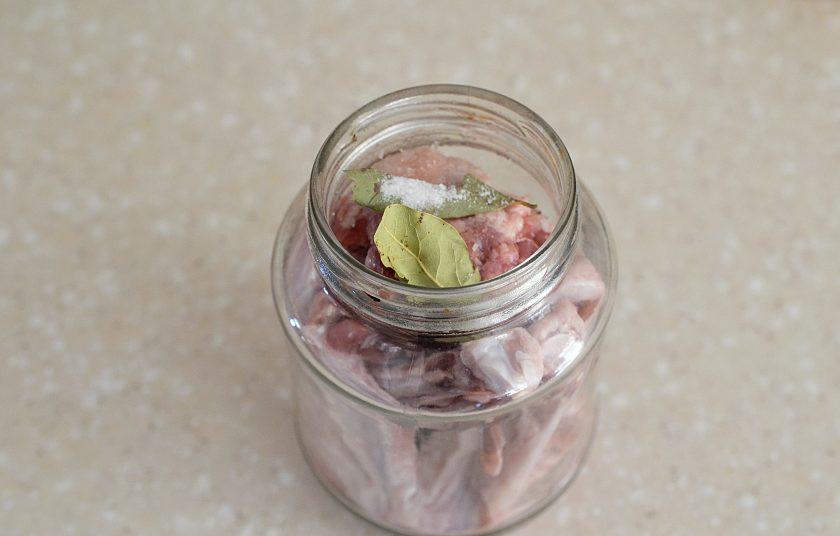 1. Этап. Утка в банке: В обычную банку выложите утку, посолите, добавьте лавровый лист.