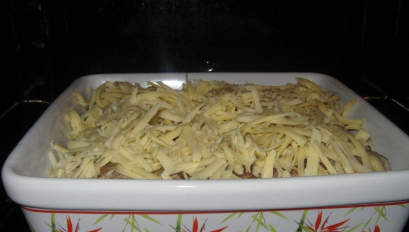 1. Этап. Мясные пальчики: Сложите подготовленные рулетики в форму для запекания, залейте их вином. Твердый сыр натрите на крупной терке. Присыпьте сыром рулетики сверху. Поставьте их в духовку, нагретую до ста восьмидесяти градусов и запекайте сорок минут.