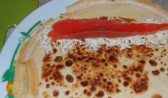 1. Этап. Блины с семгой и сыром: На сыр выкладываем кусочек семги. Если у вас не получилось нарезать рыбу тонкими пластинками - не беда. Ее можно нарезать более мелко и точно так же выложить на сыр.