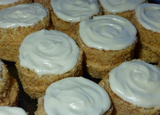 1. Этап. Бисквитные пирожные с кремом: 14. Верх аккуратно промажьте кремом.