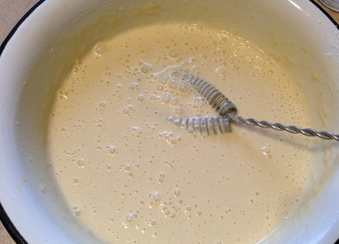 1. Этап. Ленивые эклеры с творожной начинкой: 5. Тесто получается жидким, как на блины. Я перемешивала все венчиком, но можно и миксером.