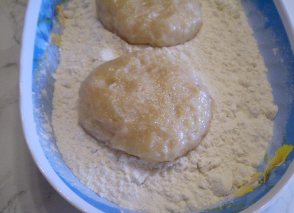 1. Этап. Котлеты из куриного филе: Мокрыми руками набирайте по столовой ложке фарша и формируйте котлетку. Панируйте в муке или сухарях.