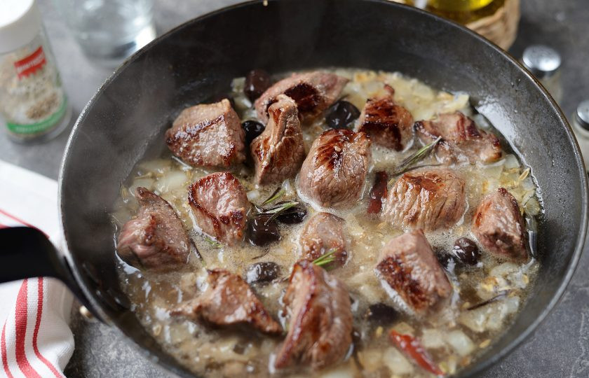 1. Этап. Говядина по-сицилийски: Верните в сковороду говядину, добавьте оставшийся розмарин, накройте крышкой и тушите на тихом огне в течение часа или чуть дольше. Мясо должно быть мягким и хорошо разделяться на волокна. Так же можно добавить щепотку сушеного орегано.