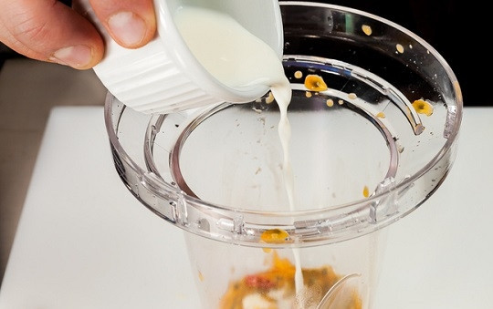 1. Этап. Сырный мусс: 1. В глубокую мисочку отправьте мякоть выбранного фрукта (в данном случае я использую маракуйю) и молоко.