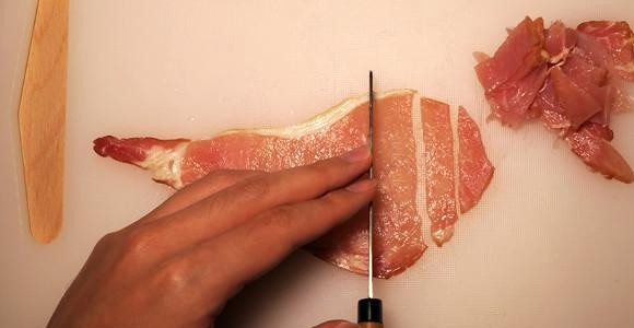 1. Этап. Паста Карбонара с беконом: Порежьте ломтики бекона на тоненькие кусочки.