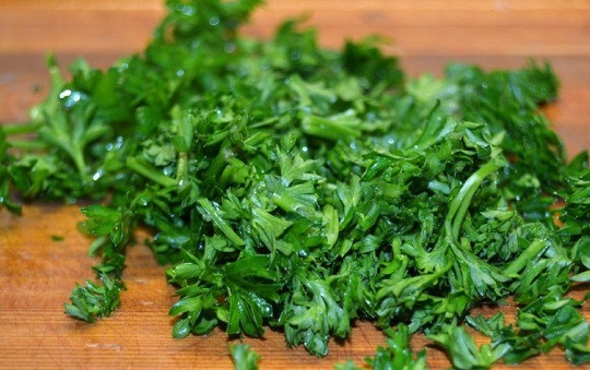 1. Этап. Печень с томатной пастой: 5. Свежую зелень вымыть, обсушить как следует и измельчить мелко. В печень с томатной пастой в домашних условиях можно использовать петрушку, укроп и все, что есть под рукой.