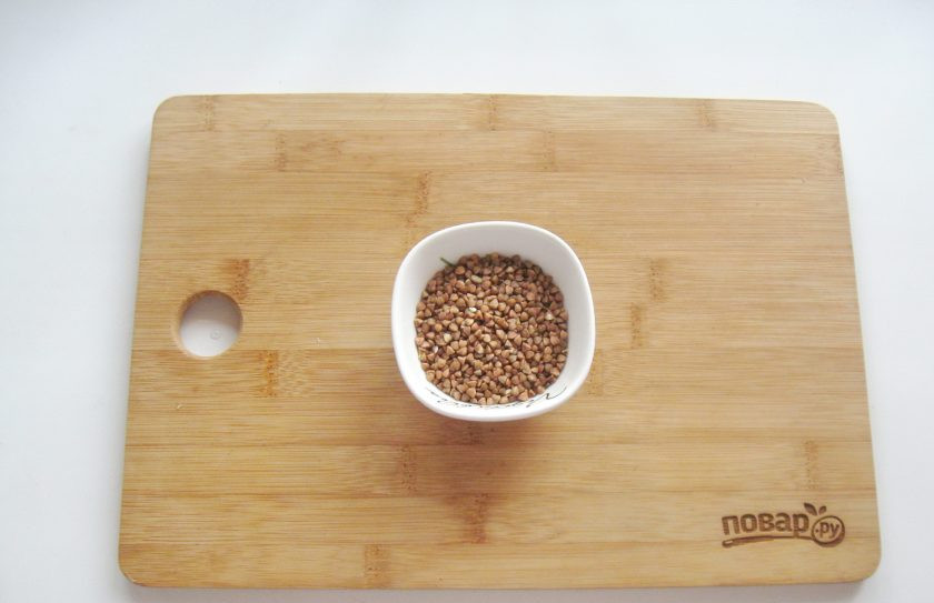 1. Этап. Гречневый суп с индейкой: Через 20 минут приготовления супа, выложите в кастрюлю гречневую крупу, которую предварительно тщательно помойте и если нужно переберите.