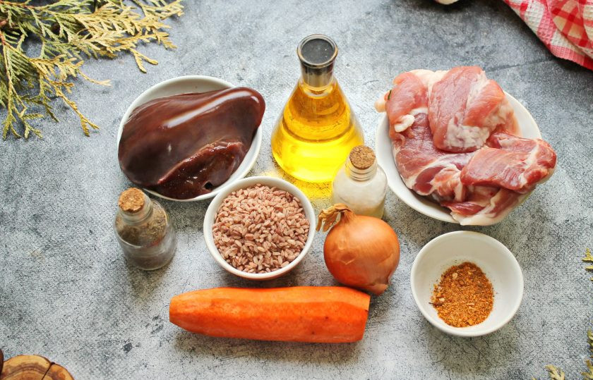 1. Этап. Печень со свининой в мультиварке: Подготовьте все необходимые ингредиенты для приготовления печени со свининой. Лук и морковь почистите и сполосните. Свинину вымойте и обсушите.