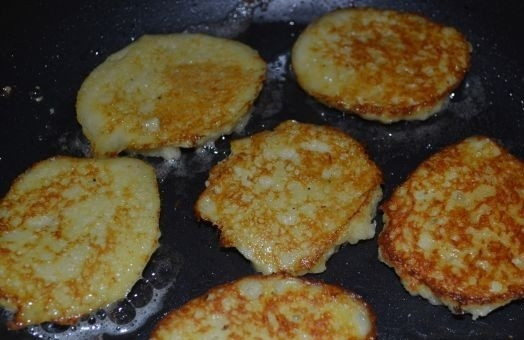 1. Этап. Картофляники из сырой картошки: 10. И жарьте до румяной корочки на среднем огне с двух сторон. После переложите на бумажное полотенце, чтобы удалить излишки масла.