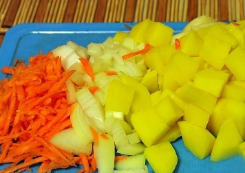 1. Этап. Суп Северный: Морковь натрем на мелкой терке, лук нарезаем мелкими кусочками, а картошку — покрупнее. Закидываем овощи в бульон, доводим до кипения и кидаем лапшу. Перемешиваем и готовим минут 20.