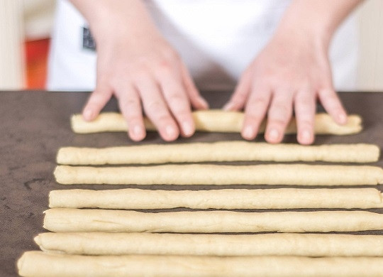 1. Этап. Хлебные палочки без дрожжей: 2. Готовое тесто раскатайте на рабочем столе, нарежьте одинаковыми полосочками и скатайте жгутиками. Получится примерно 10-15 штучек.