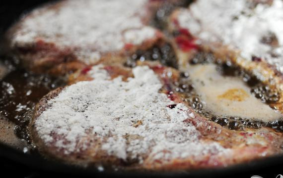 1. Этап. Свиная отбивная: Обжаривать мясо около 3 минут с одной стороны.