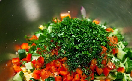 1. Этап. Салат из сладкой кукурузы: 8. Кукурузу, огурец, лук, перец и зелень отправить в глубокую миску.