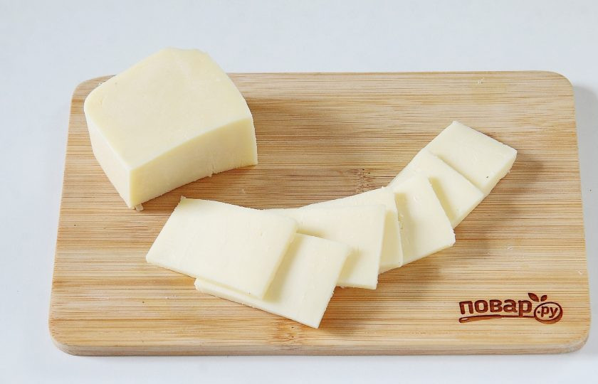 1. Этап. Кальцоне с цукини, оливками и моцареллой: Нарежьте сыр.