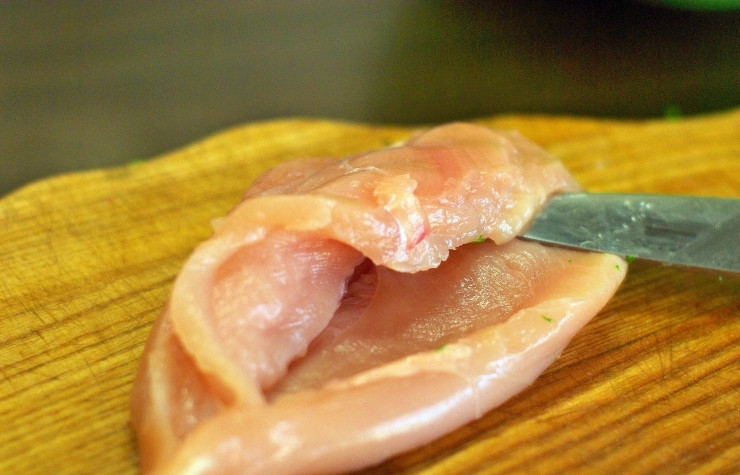 1. Этап. Рулетики из куриной грудки: Грудки хорошо промываем под проточной водой, просушиваем бумажным полотенцем и надрезаем вот таким образом, делая из грудки корзинку.