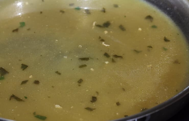 1. Этап. Куриная грудка с лимоном на сковороде: 3. Влейте в сковороду вино, бульон, доведите до кипения и варите 3-5 минут на сильном огне. Нарежьте мелко 2 веточки петрушки, добавьте их в сковороду, выдавите сок одного лимона, соль.