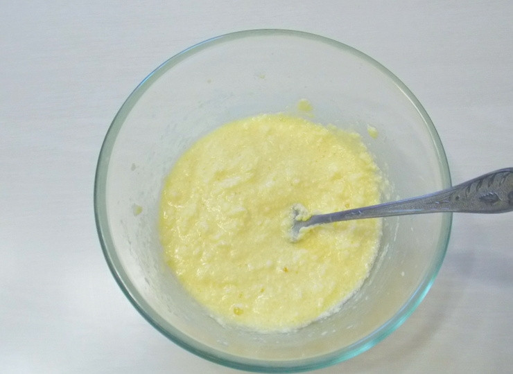 1. Этап. Песочный пирог с заливкой: Добавьте яйцо и тщательно перемешайте до однородности.