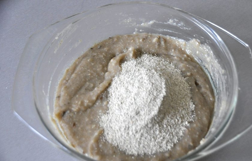 1. Этап. Рижский хлеб по ГОСТу: Добавьте 35 грамм солода, размешайте.