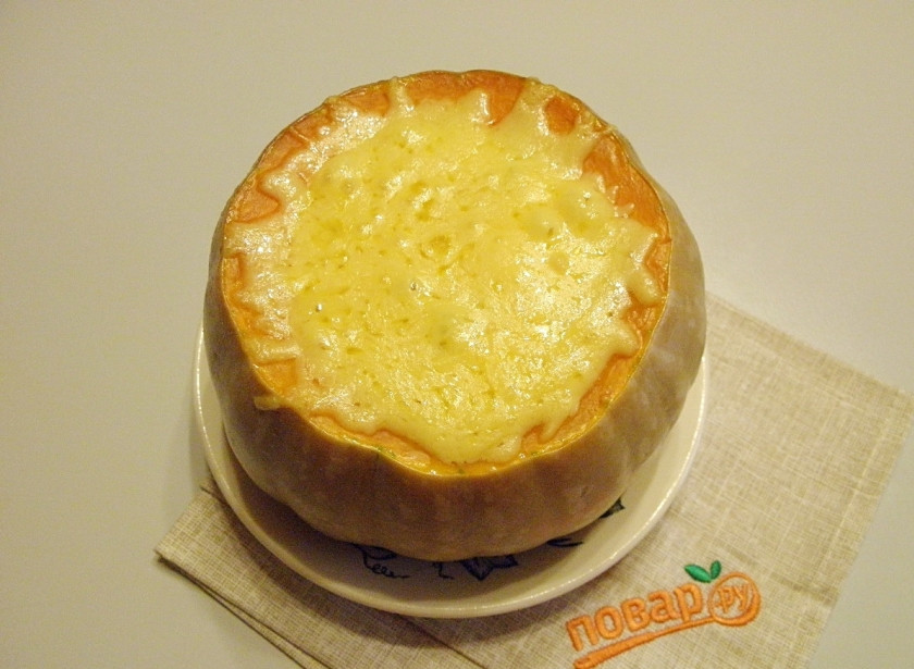 1. Этап. Тыква, запеченная целиком, с начинкой: В конце запекания снимите крышечку и посыпьте щедро сыром. Доведите сыр до расплавления и подавайте тыкву горячей!