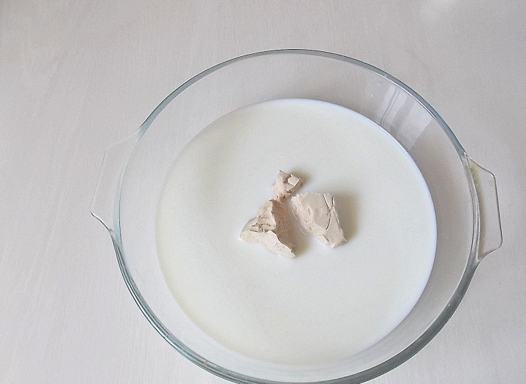 1. Этап. Советские пончики: Соедините теплое молоко и теплую воду. Добавьте сахар, дрожжи и перемешайте до однородной массы. Оставьте в тепле на 5 минут.