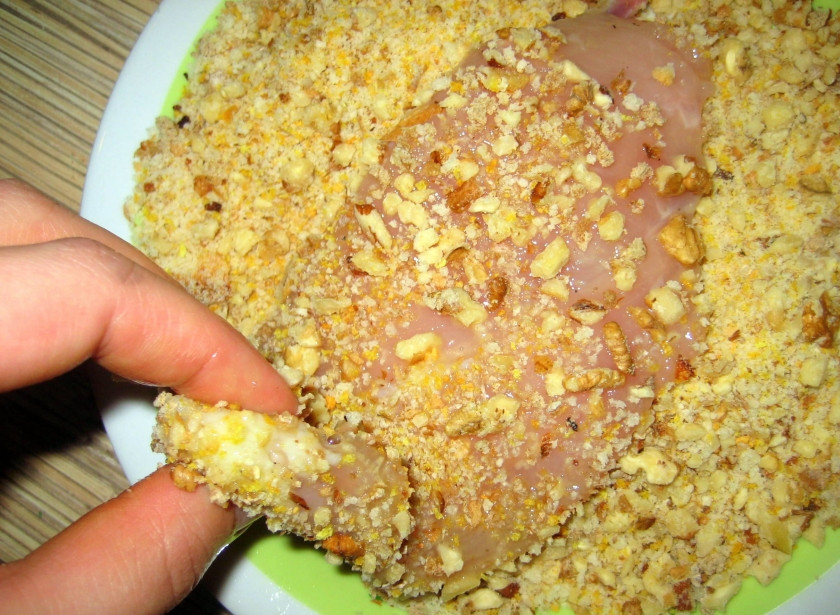 1. Этап. Наггетсы из курицы: Разогрейте растительное масло на сковороде. Каждый кусочек курицы обмакните сначала в яйце, потом в сухарях с приправами, потом снова в яйце.