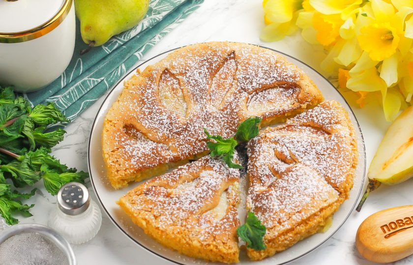 1. Этап. Шарлотка с грушами в аэрогриле: Извлеките форму из чаши, а шарлотку — из самой формы и дайте ей слегка остыть. После чего присыпьте сахарной пудрой и подайте к столу теплой с напитками. Приятного вам аппетита!