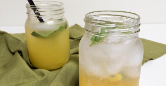 1. Этап. Напиток из манго: Смешайте несколько ложек пюре с содовой и добавьте мяту и лед.