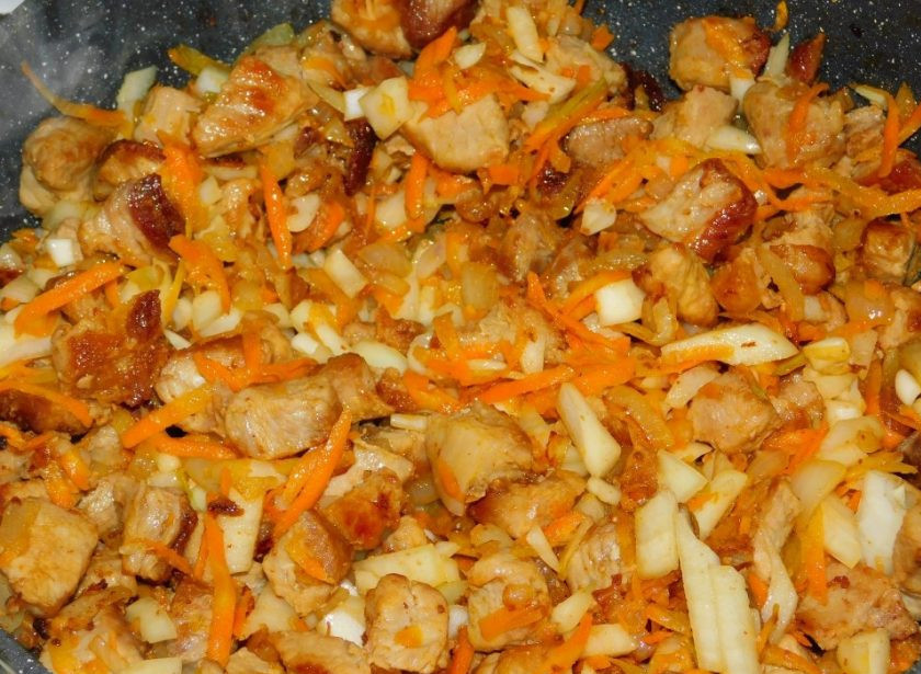 1. Этап. Мясная поджарка из свинины: Добавьте овощи к мясу и обжарьте все вместе, минут 5-6.