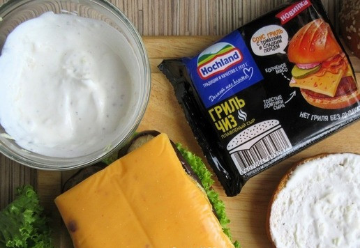 1. Этап. Чикенбургер с сыром и баклажанами: Срезы булочек смажьте соусом.