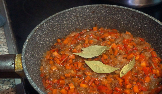 1. Этап. Суп из баранины с помидорами: Добавить лавровый лист.