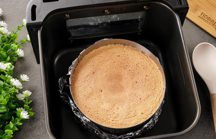 1. Этап. Бисквит в аэрогриле: На этом этапе я бисквит проверила на готовность деревянной шпажкой, серединка была немного сырой. Я установила температуру 160 градусов и готовила ещё 25 минут, накрыв так же пергаментом. Техника у всех разная, поэтому в первый раз лучше на этом этапе так же проверьте.